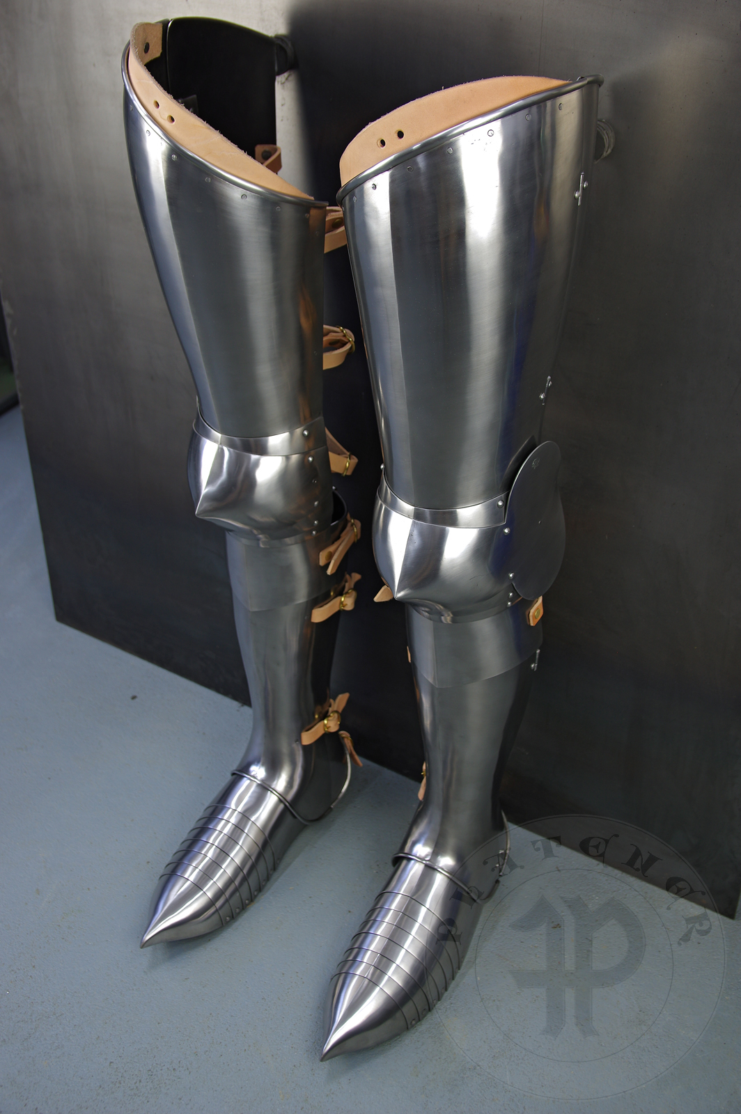 Full leg harness for end of XIV c., begin of XV c. period. Made of medium carbon steel and spring steel from 1,5; 1,2 mm and 1 mm thickness. Poleyns have characteristic pointed shape. Heat hardened and tempered up to 42 HRC. / Pene bigwanty pytowe datowane na koniec XIV wieku i pocztek XV. Wykonane w caoci ze stali redniowglowej i sprynowej o grubociach 1,5 mm; 1,2 mm i 1 mm. Nakolanniki posiadaj charakterystyczny szpiczasty ksztat. Wszystkie elementy hartowane i odpuszczane do 42 HRC. 